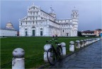 IMG_8190, 25/2/2013 ore 17:55. Questa  la tipica visione invernale della Piazza dei Miracoli, con quell'uggioso cielo a pioggia che caratterizza Pisa. E tuttavia la Piazza assume in corrispondenza un nuovo tipo di fascino, assai diverso da quello delle giornate limpide primaverili ed estive, quando variopinte greggi di turisti invadono ogni spazio disponibile.