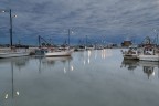 Barca che lascia il porto all'alba per andare a salpare le reti.