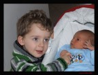 Matteo fa le coccole alla sua sorellina