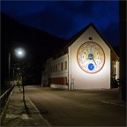 Pesariis (UD),monumentale orologio calendario perpetuo con molteplici funzioni ed indicazioni astronomiche ed astrologiche realizzato sul lato della ex scuola elementare del paese oggi adibita a residenza turistica (la finestra illuminata  quella della stanza che occupavo io). Scatto a mano libera.Consigli e critiche sempre ben accetti.