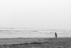 Questa foto voleva essere un tentativo, non s se riuscito, di trasmettere la malinconia che ho percepito vedendo questa anziana signora passeggiare sulla spiaggia in una grigia giornata invernale.
Fuji Acros in Xtol