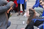 Un gruppo di studenti  ha preso possesso di uno spazio in una piazza . 
Sono  universitari  e la loro fantasia  che si tratti di gioco , penitenze o iniziazione di matricole , costringe alcuni di loro  a  bere  tutto il contenuto di un bicchiere senza mani ,   rigorosamente a terra...
 rimane una ragazza ...