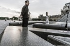 Parigi, piazza del museo del Louvre, servizio fotografico di matrimonio tra orientali, sposo in primo piano.