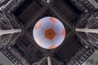 Una enorme palla da calcio appesa alla base della torre in occasione degli europei.

Impossibile riprenderla perfettamente simmetrica causa un gazebo posto proprio al centro.