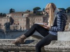 Romaq..Ponte S.Angelo.. una turista che usa ancora carta e p Romaq..Ponte S.Angelo.. una turista che usa ancora carta e p