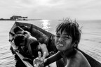 Bambini dell'etnia Bajau Laut in barca