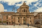 uscendo dalla chiesa di S.giovanni battista un'ampio terrazzo rivela una visuale incantevole,sulla sx un'altra chiesa di cui non so' il nome,pure avendola cercata su google,ecco x voi l'immagine.