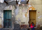 Canon EOS 1300 D - 18-55 mm 
f/5.6 - 1/400 - ISO 200 - 18 mm 

Mi piacevano i colori della casa in stato di abbandono e la serena solitudine della bambina (mia figlia).. ho cercato di abbinare le due cose. La bambina si  seduta in quel gradino ... ed io ho scattato ! 

Ho iniziato da circa un mesetto. 

Vi ringrazio sin da ora per il vostro prezioso aiuto