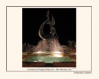 La fontana illuminata la notte della piazza Marconi di Silvi Marina