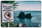 Le amministrazioni locali vogliono distruggere questa spiaggia per farci un porto turistico, quindi l'isolotto rischia di essere inglobato in un mare di cemento.