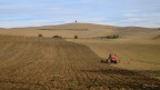 Preparazione per la semina - Val d'Orcia (Si) Preparazione per la semina - Val d'Orcia (Si)