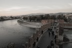 Verona, scorre l'adige tranquillo sotto al ponte pi famoso della citt.