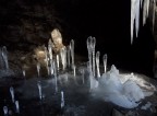 Durante un trekking mi sono imbattuto in questo spettacolo della natura. Le gocce dell'acqua che filtravano dalla volta della grotta, hanno originato queste incredibili formazioni di ghiaccio