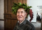 Giuseppe  il mio nonno. 
Alla festa del suo 95esimo compleanno si festeggiava anche la laurea della mia ragazza e in un momento di scherzo gli abbiamo posato in testa la corona d'alloro. Mi sembrava una foto carina e simpatica.. poi a casa riguardandola ho avvertito in quello sguardo un qualcosa di pi profondo.. ha sempre saputo e sa esserlo tutt'ora una persona speciale degna di ogni laurea sentimentale.