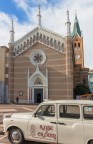 Questa foto  stata scattata in una strada dove alle spalle del fotografo c' un Pub e di fronte la macchina del pub e una bellissima cattedrale come a rappresentare due ambienti di uso opposto
commenti e critiche ben accetti