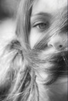 Visto che a parole non mi salvo, 
parla per me, silenzio, 
ch'io non posso.
J. Saramago