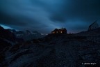 Il rifugio V Alpini mt.2877  situato su un costone di roccia della Val Zebr nel Parco Nazionale dello Stelvio