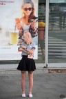 ragazza ferma alla fermata del bus