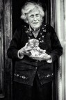 L'anziana signora e il suo gattino L'anziana signora e il suo gattino