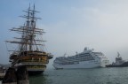 A Venezia l'Amerigo Vespucci in una giornata nebbiosa