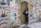 Quartiere arabo di Gerusalemme. I disegni colorati indicano che il padrone di casa ha compiuto l'hajj ossia il pellegrinaggio alla Mecca