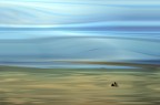 Da solo, seduto sulla sabbia con i colori del mare.