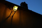 La luce di Fortunago (Pavia), uno dei borghi pi belli d'Italia, quando scende il sole,  caldissima, e crea un'atmosfera particolare, quasi d'altri tempi. Ho cercato di far risaltare questa atmosfera scattando la foto a mano libera, poco dopo il tramonto.