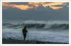 Questa figura  tipicamente invernale, appare durante e dopo le grandi mareggiate e la sua occupazione  cercare oggetti spesso preziosi persi nel tempo e rigettati a terra dal mare.
I pi sofisticati usano cercametalli elettronici me spesso un bastone o la vista sono sufficienti.