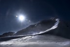 'Cerco di scaldarti,montagna, Ma tu ti nascondi nell'ombra.Solo un fianco mi porgi..e quello diventer Luce pura'