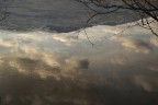Nuvole riflesse nel lago di Endine (Bg) che, nonostante la temperatura piuttosto alta, presenta, come si pu vedere, delle zone ancora ghiacciate