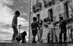 Particolare del centro storico di Taranto. Il bello di giocare insieme per strada.