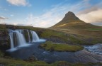 Kirkjufell e Kirkjufellsfoss in autunno Kirkjufell e Kirkjufellsfoss in autunno