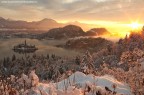 Il sole che sorge sul Lago di Bled ammantato di neve.