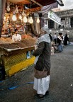 Sempre nella magica Sana'a, un anziano signore del posto stava forse desiderando qualcosa che non poteva permettersi o era forse perso in un fanciullesco imbarazzo di fronte all'abbondanza . . .