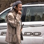 La janb&#299;yah  un pugnale caratteristico dello Yemen che si regala agli adolescenti come rito di passaggio per segnare il passaggio all'et adulta. Lo si indossa ancora oggi (a Sana'a ne ho visti moltissimi, quasi nessuno ad Aden). Il signore di passaggio lo indossava, com' uso locale, alla cintola.