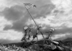 rivisitazione della famosissima foto del 23 febbraio 1945 dell fotografo Joe Rosenthal, scattata sul monte Suribachi nell'isola giapponese  di Iwo Jima.