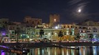 Sulla riva del porto al chiaro di luna