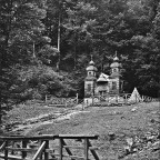 Nei dintorni di passo Vrsic (Slovenia).Rolleiflex - Tessar 3,5 - Pellicola HP5 - Epson V500. La cappella fu edificata durante la prima guerra mondiale da prigionieri russi in memoria dei loro compagni morti nella costruzione di una impervia strada che portava a passo Vrsic (1800m).Consigli e critiche sempre ben accetti.