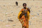 Di mattina dalla propria abitazione verso il mercato di Berta Ale. Dancalia, Ethiopia 2017