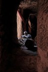 Negli stretti e bui cunicoli di Lalibela, scavati nella roccia viva, si 
possono vedere fedeli intenti a leggere e meditare i sacri testi.