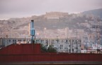 Di Napoli si trovano milioni di foto che mostrano il centro storico, il golfo, le isole, il folclore. Eppure, centinaia di migliaia di persone vivono nella sua periferia dove le similitudini con il centro citt si limitano a considerazioni geografiche....