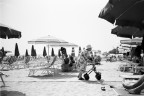 In questa serie di foto, invece, mi sono divertito a riprendere gesti, posture, comportamenti propri di chi si sta godendo un periodo di vacanza al mare.
il b&w  proprio per esaltare le sensazioni e i gesti senza farsi distrarre dal colore.