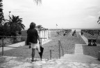 In questa serie di foto, invece, mi sono divertito a riprendere gesti, posture, comportamenti propri di chi si sta rilassando godendosi un periodo di vacanza al mare.
il b&w  proprio per esaltare le sensazioni e i gesti senza farsi distrarre dal colore.