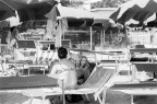 In questa serie di foto, invece, mi sono divertito a riprendere gesti, posture, comportamenti propri di chi si sta rilassando godendosi un periodo di vacanza al mare.
il b&w  proprio per esaltare le sensazioni e i gesti senza farsi distrarre dal colore.