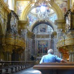 "Feeling Napoli"  il nome di una serie di fotografie che hanno la pretesa di mostrare Napoli con gli occhi di chi ci ha vissuto e non quelli dei turisti ....

Il legame tra Napoli e l'arte  strettissimo e, parlando di arte, non si pu che citare l'enorme patrimonio di chiese dall'immenso valore storico / artistico disseminate per tutto il territorio cittadino. L'accesso a queste chiese talvolta  quasi nascosto ma, una volta varcato il portone d'ingresso, la meraviglia  assicurata.