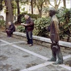 Trieste statua di Italo Svevo - Canon EOS 300 - Canon 28/90 - Pellicola Kodak 200 asa - Epson V500. Consigli e critiche sempre ben accetti.