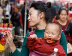 Gulong, Guizhou, Cina. Meglio abituarli da piccoli