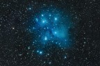 Pleiadi (M45)
Denominate le sette sorelle sin dall'antichit a causa del fatto che ad occhio nudo se ne rilevano circa sette, in realt si tratta di un ammasso stellare composto da moltissime stelle.  E' un ammasso relativamente giovane (circa 1000 milioni di anni) che presenta tutto in intorno una nebulosa a diffusione cio una nebulosa che riflette la luce delle stelle pi luminose.