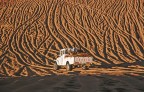 Scansione da diapo.
Sahara libico. Si chiama cos perch, una volta arrivati alla base, con l'auto non  pi possibile risalire...
Mi piacevano molto i solchi lasciati dalle auto partite prima di noi, ma la mia jeep  partita senza preavviso e io ho fatto appena in tempo a scattare questa diapo, con tutti i limiti del caso.