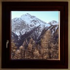 La montagna era in ombra ed inevitabilmente le obre creano sul bianco una platina azzurra. L'ho solo corretta leggermente in quanto reale, infatti la foto non soffre di dominanza ciano ma solo presetne un po' sui bianchi del monti.